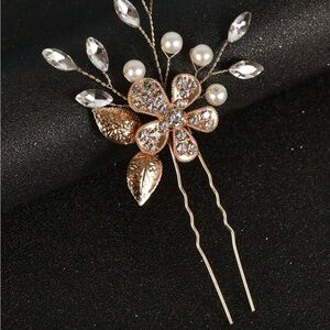 Elegant Gold Floral Hairpin with Crystals